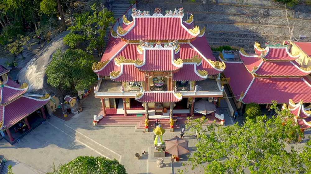 Khu&ocirc;n vi&ecirc;n ch&ugrave;a rộng r&atilde;i